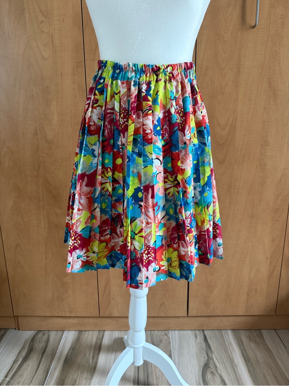 Vibrant Floral Pleated Skirt in Multi-Color Sz. 6/8
